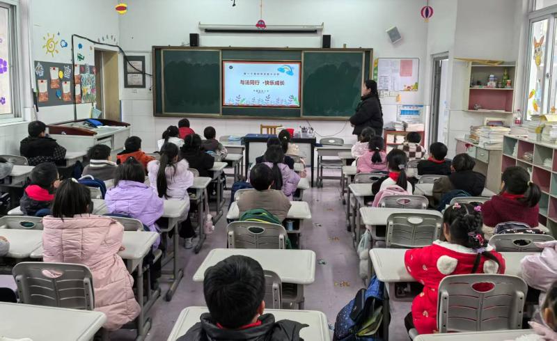 二2班 法治教育晨会课.jpg 二2班 法治教育晨会课.jpg