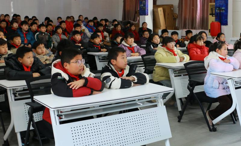 安全讲座学生认真聆听照5-1.jpg 安全讲座学生认真聆听照5-1.jpg