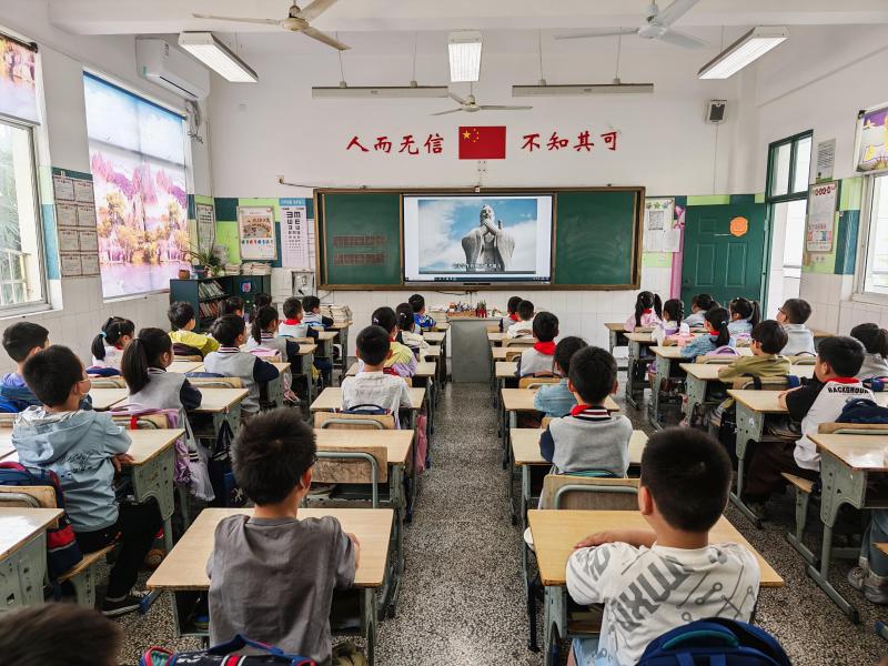 活动1看视频1.jpg